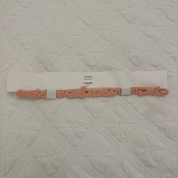CHANEL Pink Hair Accessory Elegant Design - Picture 1 of 2